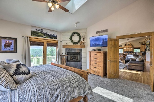 Upscale Mountain-View Manor with Deluxe Deck! image 20