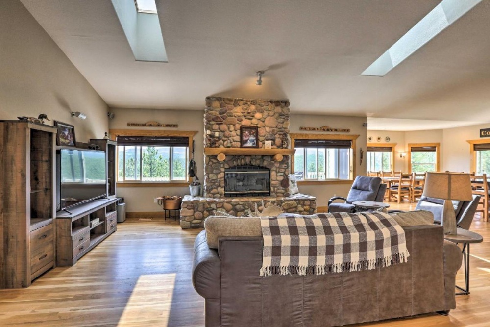 Upscale Mountain-View Manor with Deluxe Deck! Image 6